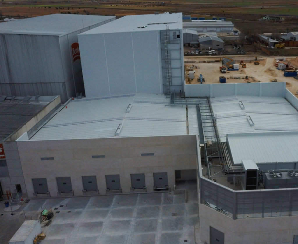 El grupo Monbake está ultimando la obra de ampliación de su centro logístico en Noblejas (Toledo) con el apoyo de nuestro equipo de Ingeniería. Gracias a este proyecto, que afronta su etapa final para ultimar los últimos detalles, el complejo contará con una superficie de más de 7.000m2 y 11 muelles de carga y descarga.