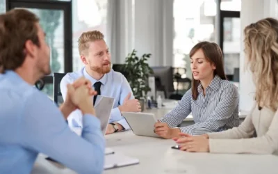 artica+i digitalización: imagen para ilustrar "Consultoría del proceso de Digitalización" dentro del servicio "Estudios de Madurez Digital. Consultoría TICS" mostrando a trabajadores en torno a una tablet