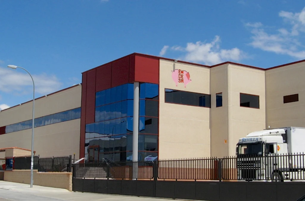 Es un proyecto que contempla la edificación, equipamiento e instalaciones de una industria cárnica y de elaborados, con una plataforma logística polivalente que sirve como centro de distribución a nivel nacional y europeo.