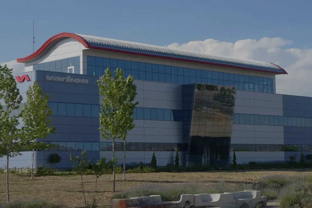 Servicios de ingeniería de artica+i: imagen de galería. Exterior de la fábrica de material deportivo Varlión.