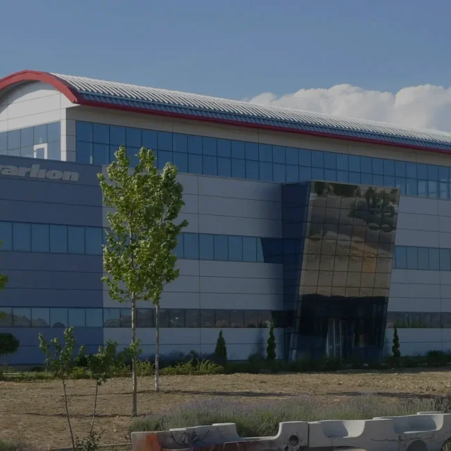 Servicios de ingeniería de artica+i: imagen de galería. Exterior de la fábrica de material deportivo Varlión.