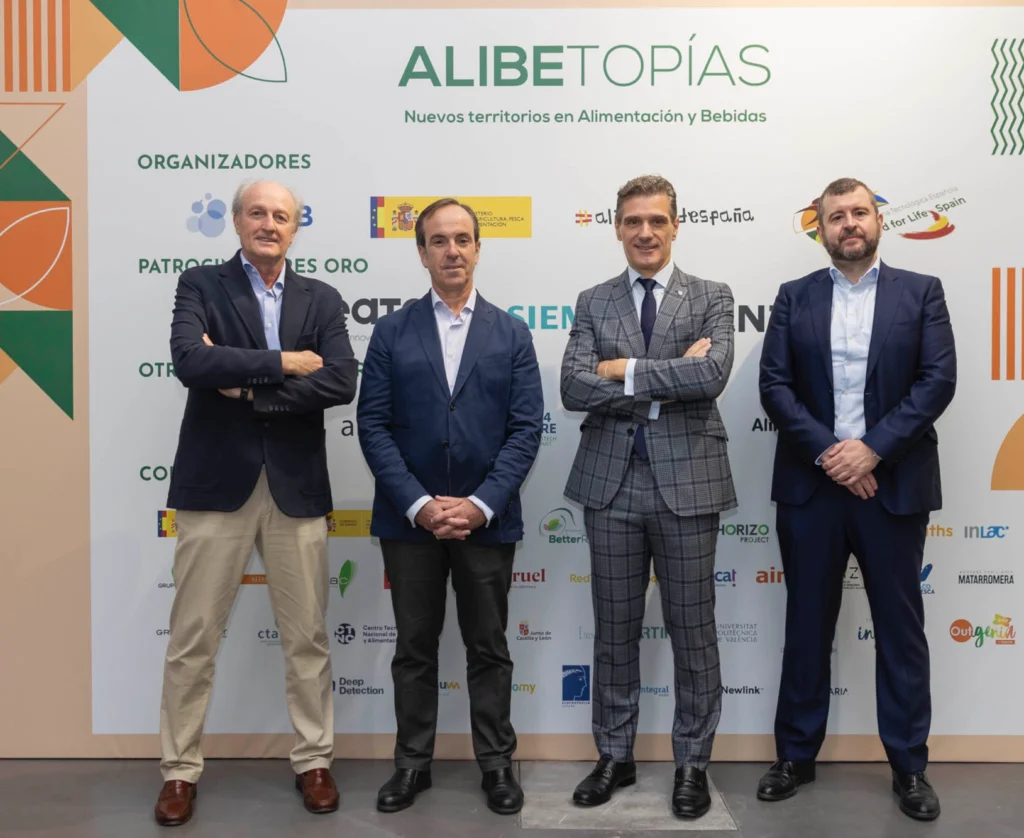 Imagen principal para el post de artica+i sobre cómo se vivió ALIBETOPÍAS que muestra a los asistentes de “ALIBETOPIAS 2023: nuevos territorios en alimentación y bebidas” 2023 mostrando el photocall del evento con Fernando Boned
