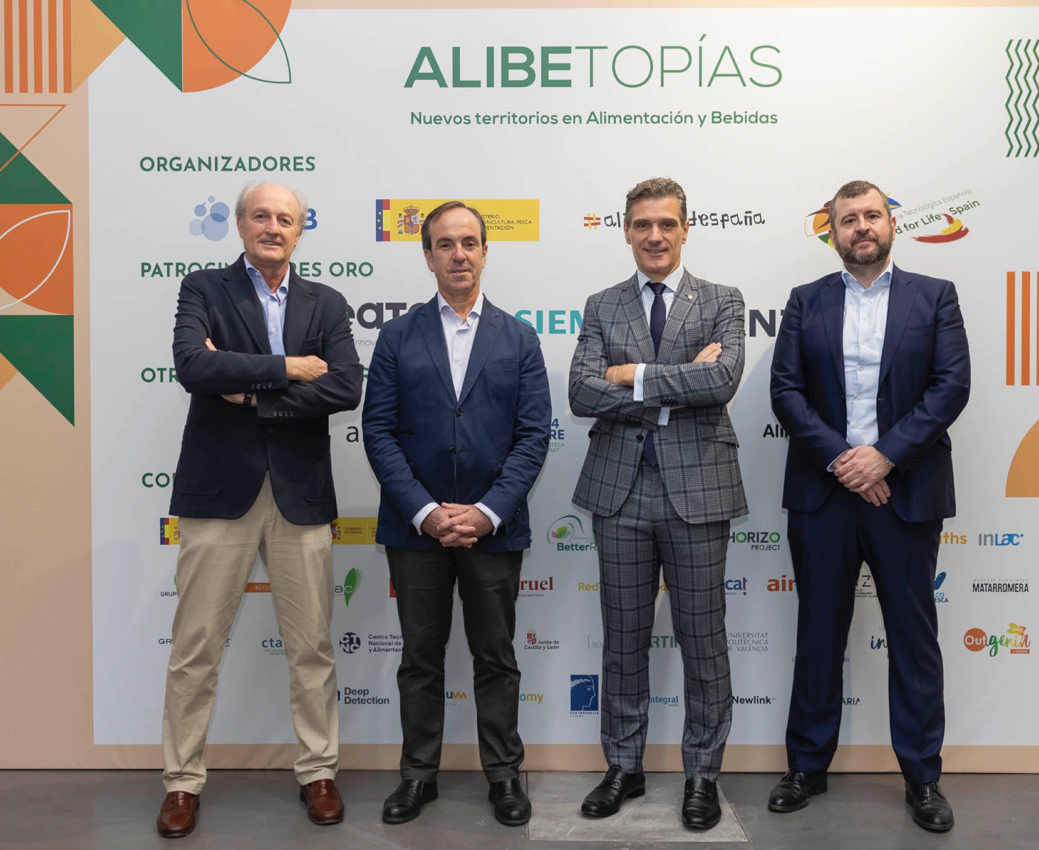 Imagen principal para el post de artica+i sobre cómo se vivió ALIBETOPÍAS que muestra a los asistentes de “ALIBETOPIAS 2023: nuevos territorios en alimentación y bebidas” 2023 mostrando el photocall del evento con Fernando Boned