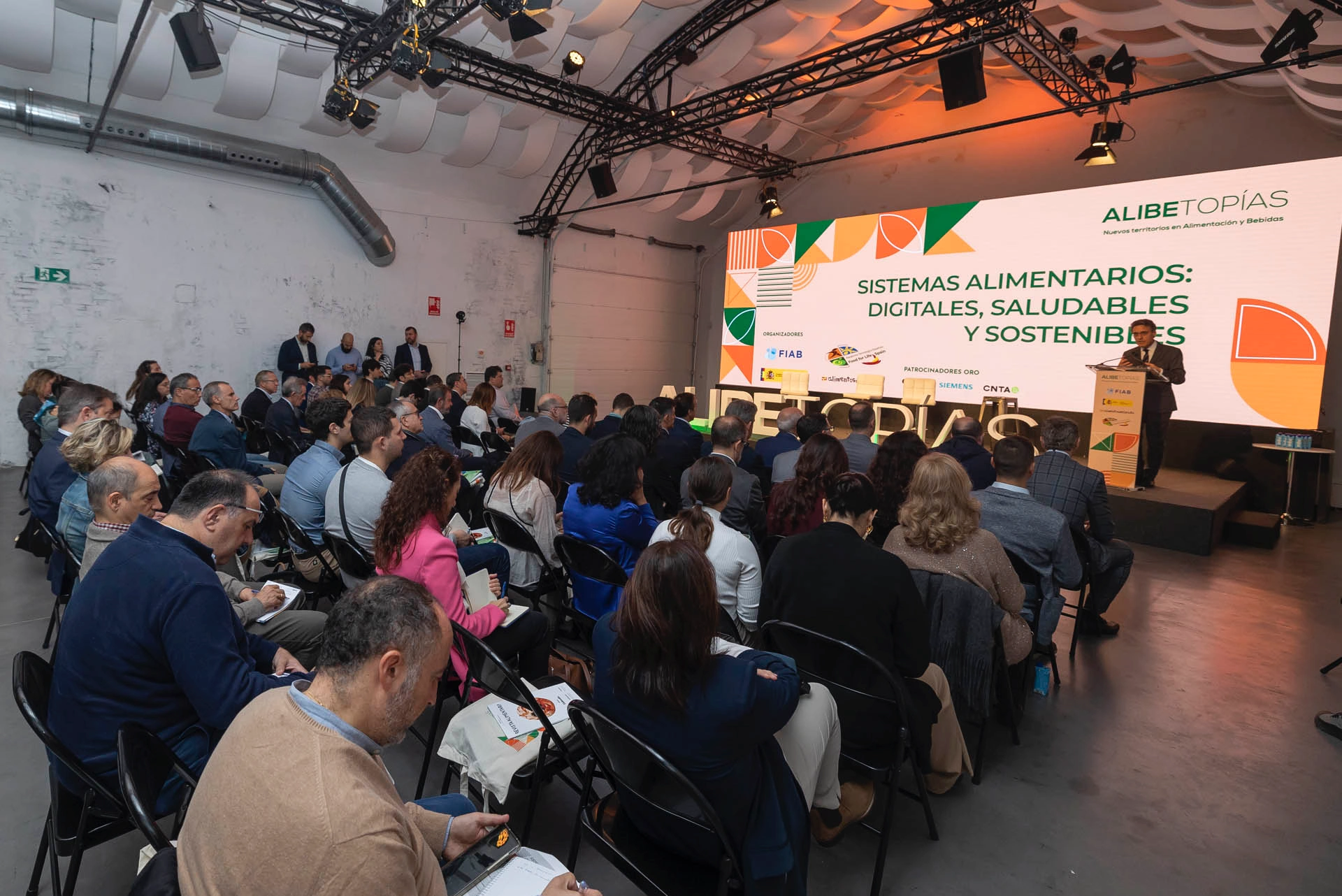 Imagen para el post de artica+i sobre cómo se vivió ALIBETOPÍAS que muestra a los asistentes de “ALIBETOPIAS 2023: nuevos territorios en alimentación y bebidas” 2023