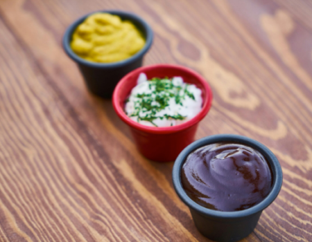 artica+i. Imagen para la galería interior del caso de éxito (nuestros proyectos) "NUTRIALITEC", mostrando una fotografía artística de 3 recipientes con salsas