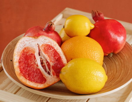 artica+i. Imagen para la galería interior del caso de éxito (nuestros proyectos) "NUTRIALITEC", mostrando una fotografía artística de frutas (cítricos y granadas) en un frutero