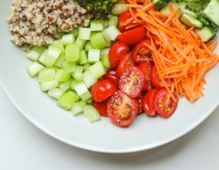 artica+i. Imagen para la galería interior del caso de éxito (nuestros proyectos) "NUTRIALITEC", mostrando una fotografía artística de un plato con una ensalada de verduras, hortalizas y cereales
