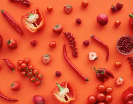 artica+i. Imagen para la galería interior del caso de éxito (nuestros proyectos) "NUTRIALITEC", mostrando una fotografía artística de diferentes frutas y verduras rojas conformando un bodegón