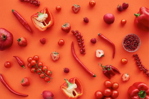 artica+i. Imagen para la galería interior del caso de éxito (nuestros proyectos) "NUTRIALITEC", mostrando una fotografía artística de diferentes frutas y verduras rojas conformando un bodegón