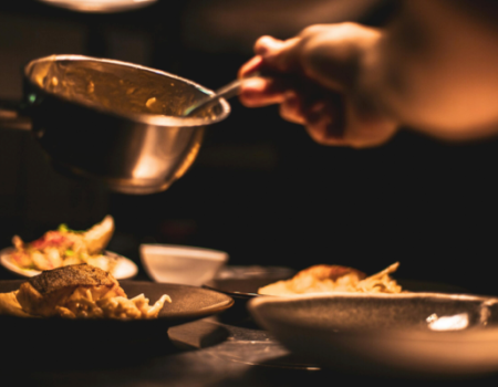 artica+i. Imagen para la galería interior del caso de éxito (nuestros proyectos) "NUTRIALITEC", mostrando una fotografía artística de un emplatado con comida gourmet