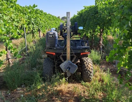 artica+i. Imagen para la galería interior del caso de éxito (nuestros proyectos) "BIGPREDIDATA. Proyecto de I+D de colaboración público-privada que desarrolla soluciones tecnológicas 4.0 para predicción del rendimiento de viñedos de vinificación", mostrando un detalle de una finca con un tractor