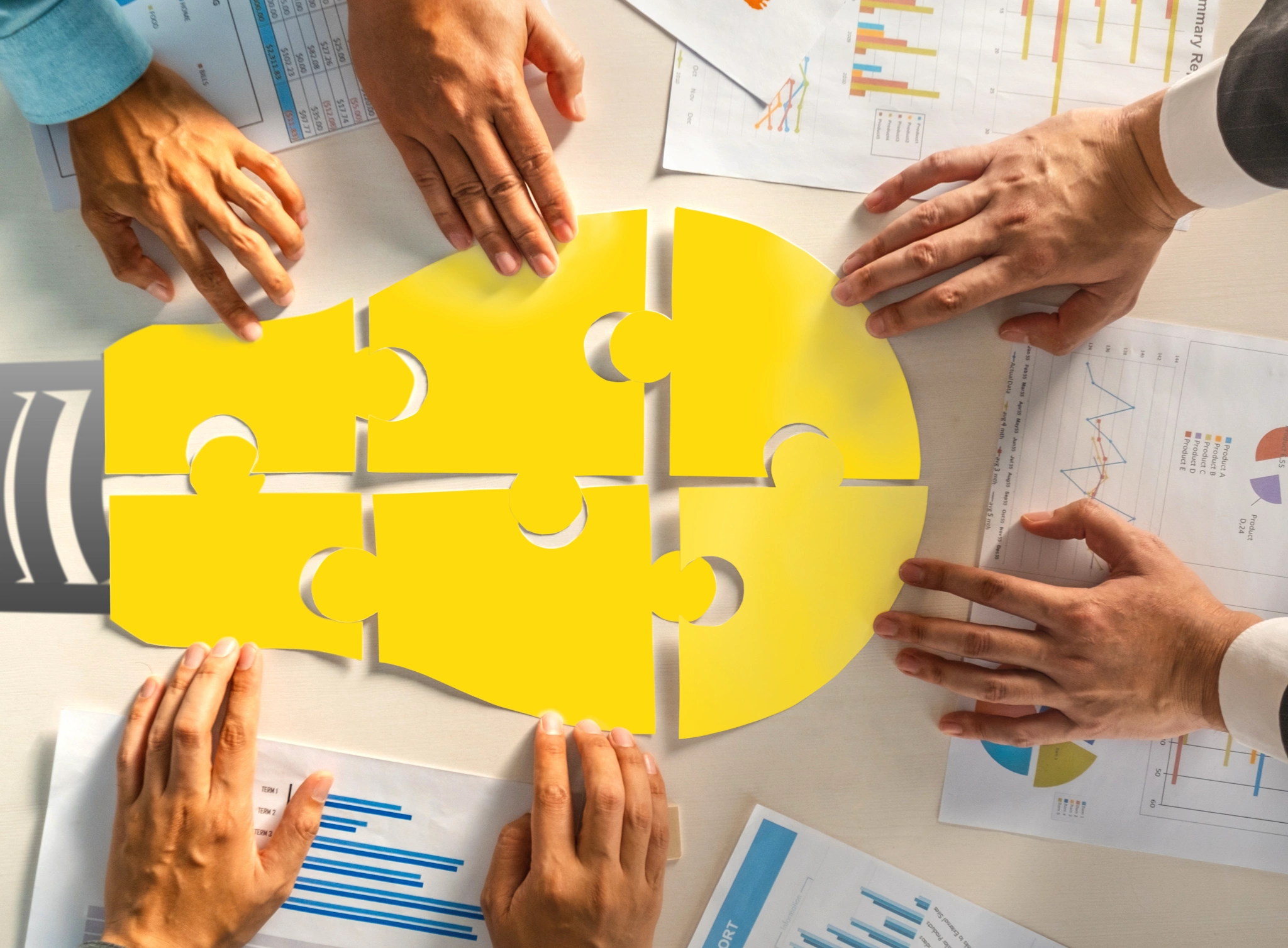 artica+i - blog iMagazine. Imagen para el post "La I+D+i en cooperación: motor de innovación y excelencia científica" mostrando una fotografía creativa de varias manos componiendo un puzle con forma de bombilla o idea