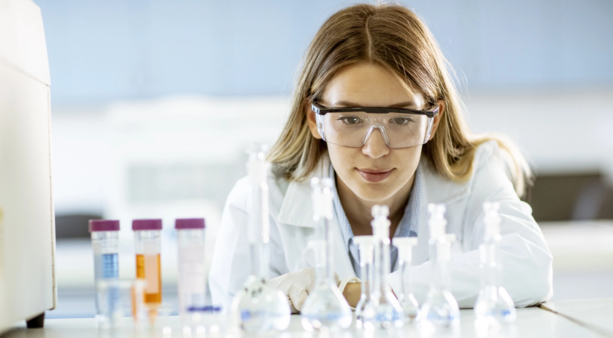 artica+i, blog +i Magazine. Cabecera del post "Innovación y talento en el sector alimentario: nuestro compromiso", mostrando a una chica joven en un laboratorio.