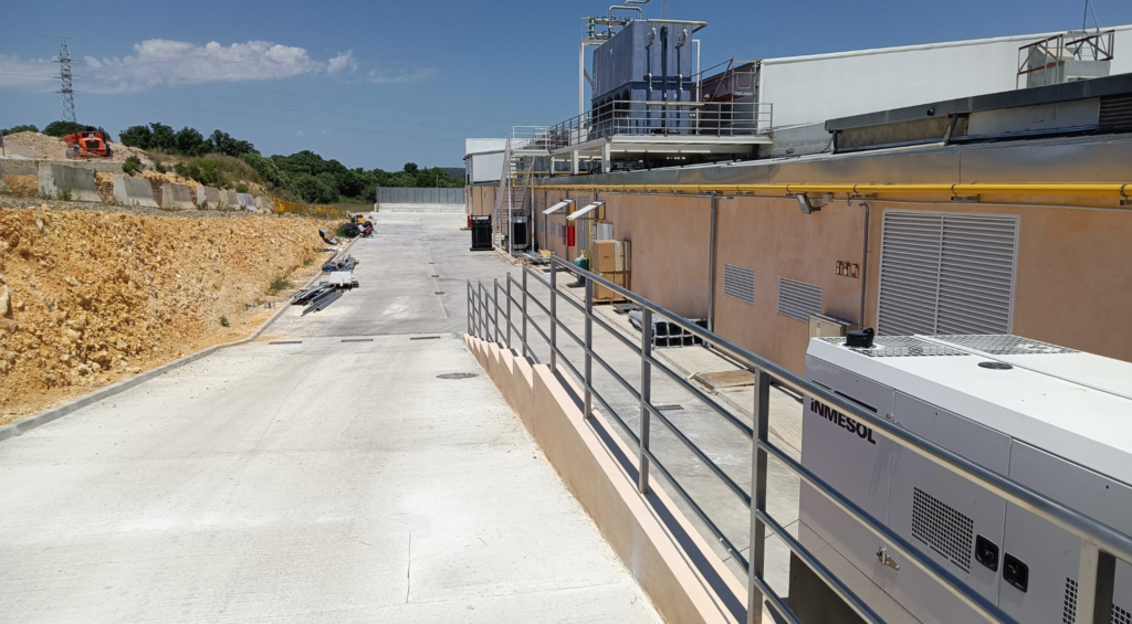 Finalizada la reforma integral de la planta de platos preparados de Hipercentro en Mallorca, modernizando instalaciones, reforzando estructuras y optimizando procesos. El proyecto, ejecutado en 20 meses sin detener la producción, incorpora tecnología avanzada, mejoras logísticas, seguridad y sostenibilidad ambiental.