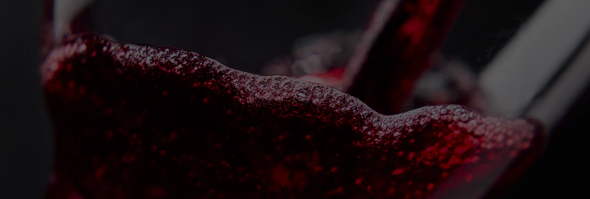 artica+i. Imagen de cabecera del caso de éxito (nuestros proyectos) "POLYRESWINE. Proyecto de I+D orientado a aplicar nuevas técnicas basadas en resinas de intercambio iónico/absorbentes para eliminar compuestos indeseables en el vino", mostrando el detalle de una copa de vino en primer plano