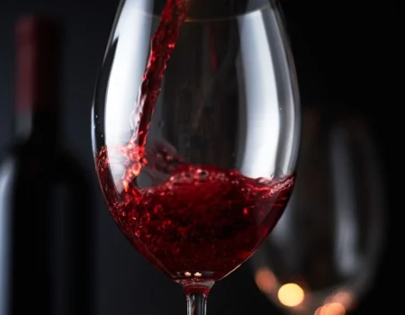 artica+i. Imagen para la galería interior del caso de éxito (nuestros proyectos) "POLYRESWINE. Proyecto de I+D orientado a aplicar nuevas técnicas basadas en resinas de intercambio iónico/absorbentes para eliminar compuestos indeseables en el vino", mostrando el detalle de una copa con vino