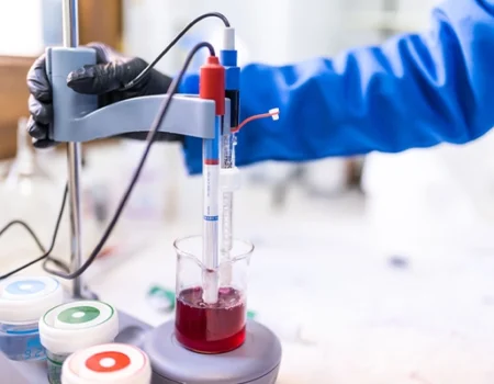 artica+i. Imagen para la galería interior del caso de éxito (nuestros proyectos) "POLYRESWINE. Proyecto de I+D orientado a aplicar nuevas técnicas basadas en resinas de intercambio iónico/absorbentes para eliminar compuestos indeseables en el vino", mostrando el detalle de instrumental de laboratorio