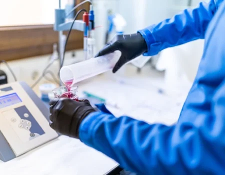 artica+i. Imagen para la galería interior del caso de éxito (nuestros proyectos) "POLYRESWINE. Proyecto de I+D orientado a aplicar nuevas técnicas basadas en resinas de intercambio iónico/absorbentes para eliminar compuestos indeseables en el vino", mostrando el detalle de instrumental de laboratorio y probetas