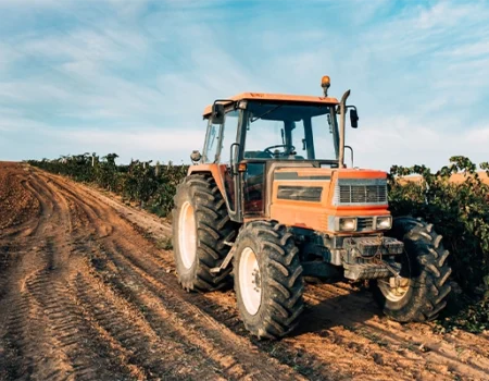 artica+i. Imagen para la galería interior del caso de éxito (nuestros proyectos) "POLYRESWINE. Proyecto de I+D orientado a aplicar nuevas técnicas basadas en resinas de intercambio iónico/absorbentes para eliminar compuestos indeseables en el vino", mostrando a un tractor de frente en un viñedo