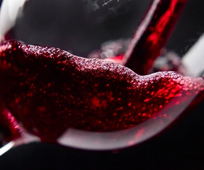 artica+i. Imagen para el listado, 816x543, de nuestros proyectos sobre el caso de éxito "POLYRESWINE. Proyecto de I+D orientado a aplicar nuevas técnicas basadas en resinas de intercambio iónico/absorbentes para eliminar compuestos indeseables en el vino", mostrando el detalle de una copa de vino en primer plano