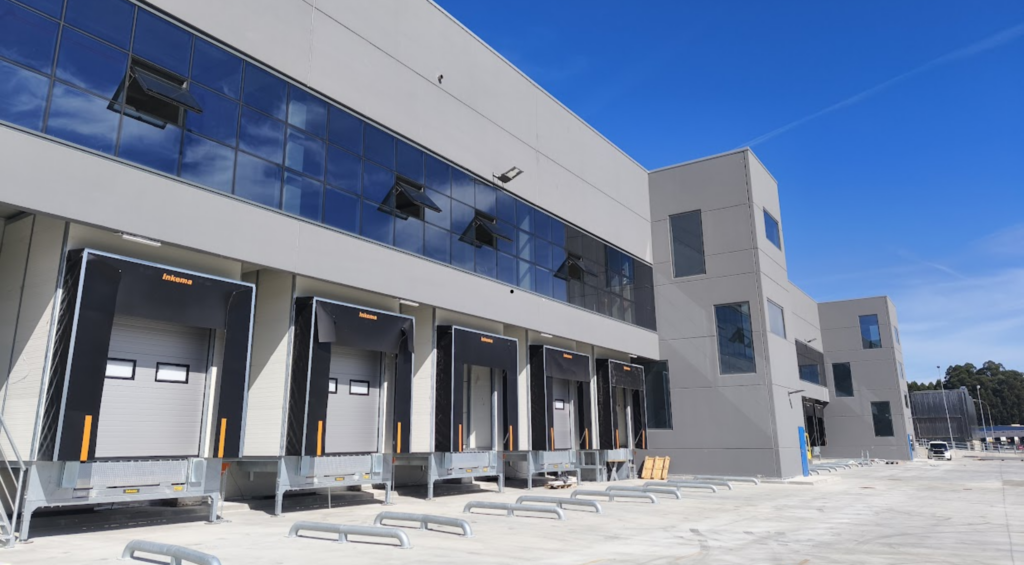 Ampliamos la plataforma logística de GADISA Retail en Betanzos con una nave de 24.400 m², eficiente y sostenible, destinada a productos frescos y congelados. Incorpora tecnología innovadora, optimiza el flujo logístico y refuerza su compromiso con la proximidad, la sostenibilidad y la eficiencia energética.