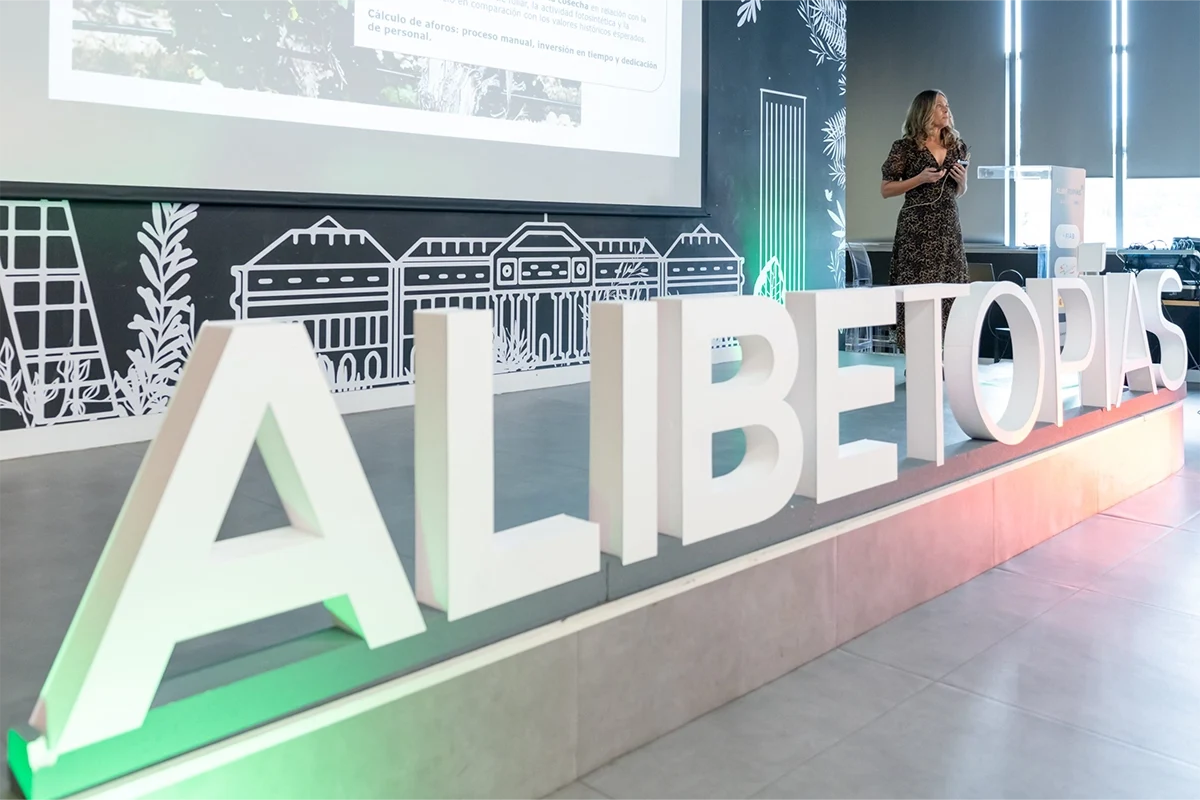 artica-i_blog_i-magazine_paso-por-ALIBETOPÍAS-2025_Carrusel-general_03 artica+i. Imagen para el carrusel general del post "Así ha sido nuestro paso por ALIBETOPÍAS 2025" mostrando una foto de una ponente delante del cartel del evento