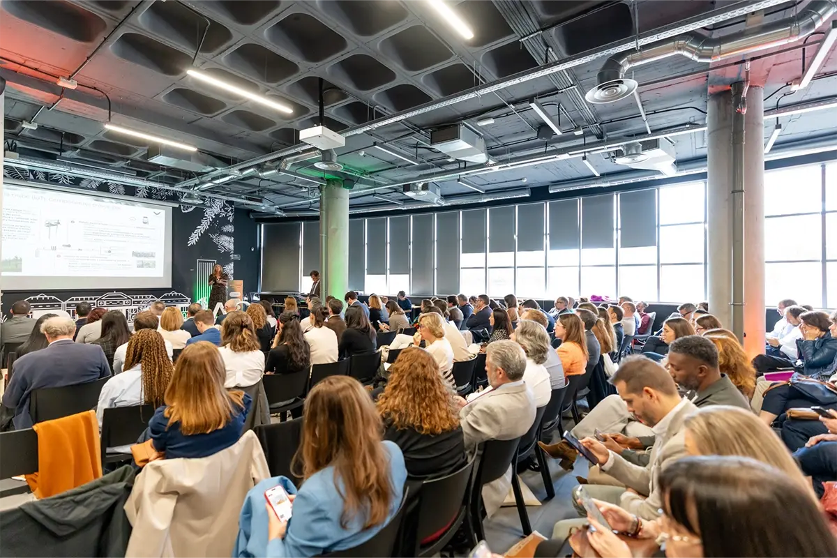 artica-i_blog_i-magazine_paso-por-ALIBETOPÍAS-2025_Carrusel-general_05 artica+i. Imagen para el carrusel general del post "Así ha sido nuestro paso por ALIBETOPÍAS 2025" mostrando una foto de los asistentes en sus asientos