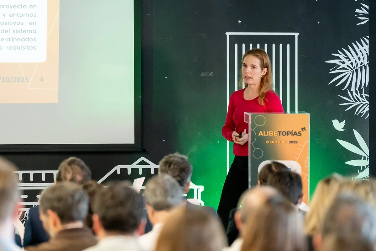 artica-i_blog_i-magazine_paso-por-ALIBETOPÍAS-2025_Carrusel-general_07 artica+i. Imagen para el carrusel general del post "Así ha sido nuestro paso por ALIBETOPÍAS 2025" mostrando una foto de una de las participantes