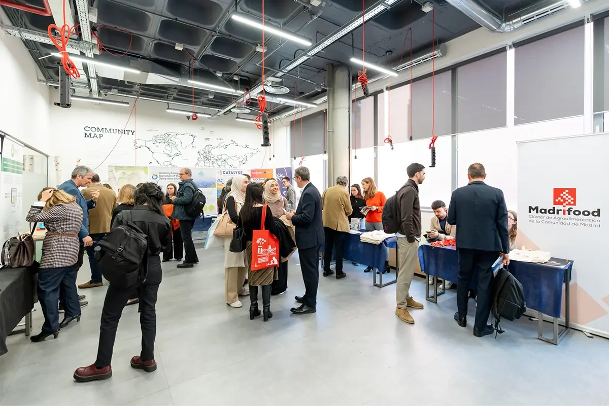 artica-i_blog_i-magazine_paso-por-ALIBETOPÍAS-2025_Carrusel-general_08 artica+i. Imagen para el carrusel general del post "Así ha sido nuestro paso por ALIBETOPÍAS 2025" mostrando una foto de los asistentes delante de los stands