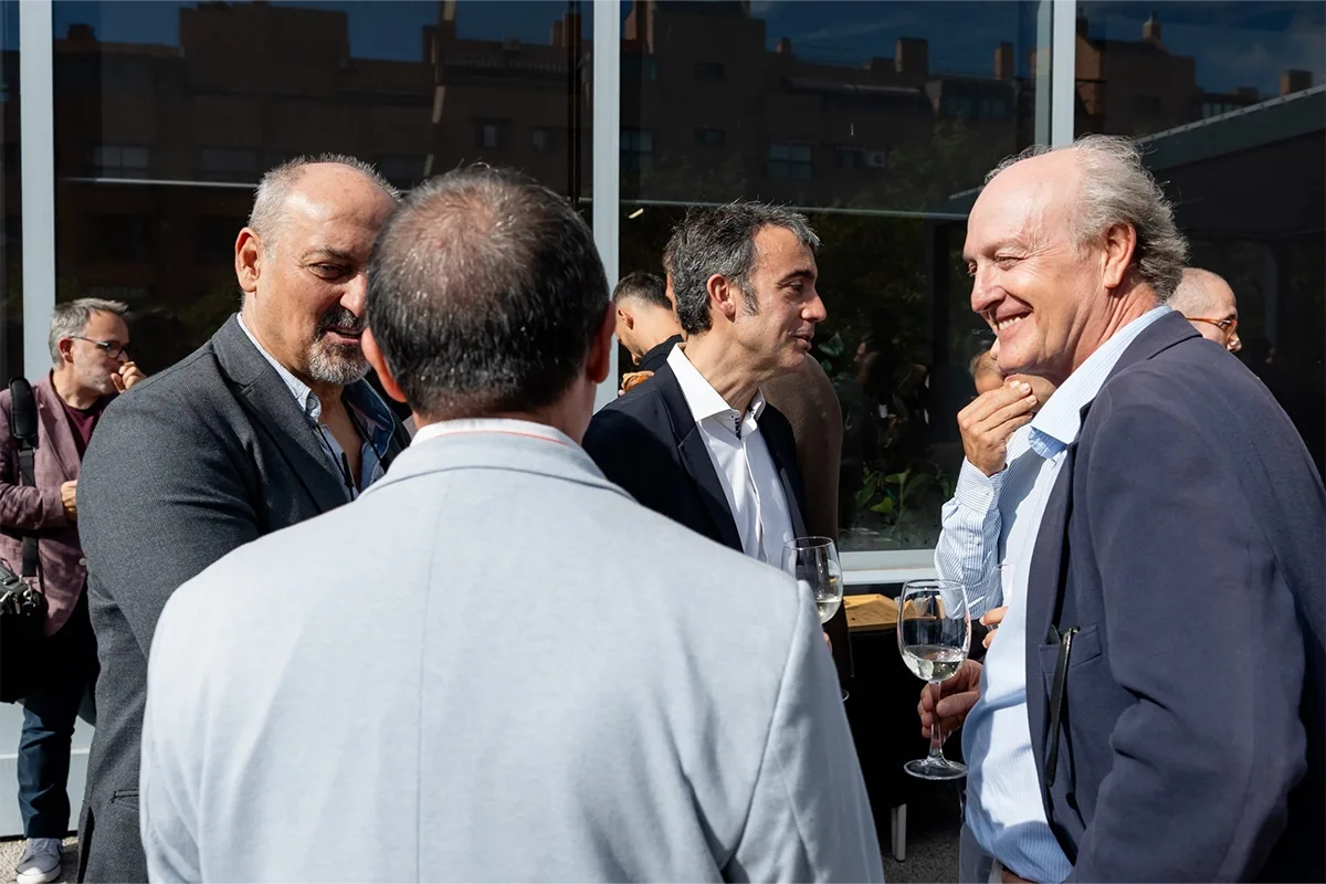 artica-i_blog_i-magazine_paso-por-ALIBETOPÍAS-2025_Carrusel-general_09 artica+i. Imagen para el carrusel general del post "Así ha sido nuestro paso por ALIBETOPÍAS 2025" mostrando una foto de algunos ponentes y organizadores