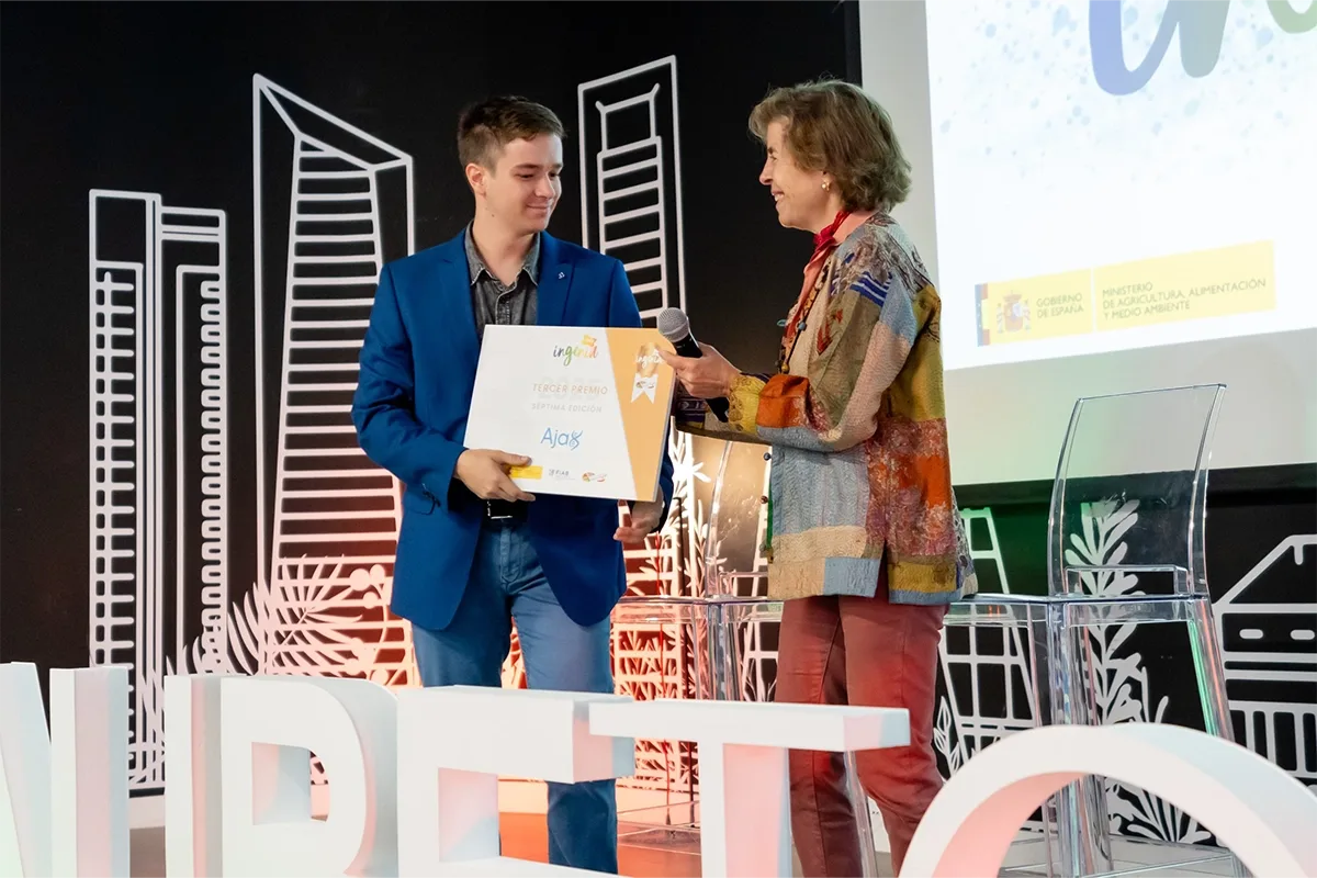 artica-i_blog_i-magazine_paso-por-ALIBETOPÍAS-2025_Carrusel_04_-premios_Ingenia_tercero artica+i. Imagen para el carrusel de premios del post "Así ha sido nuestro paso por ALIBETOPÍAS 2025" mostrando al tercer premio de Ingenia