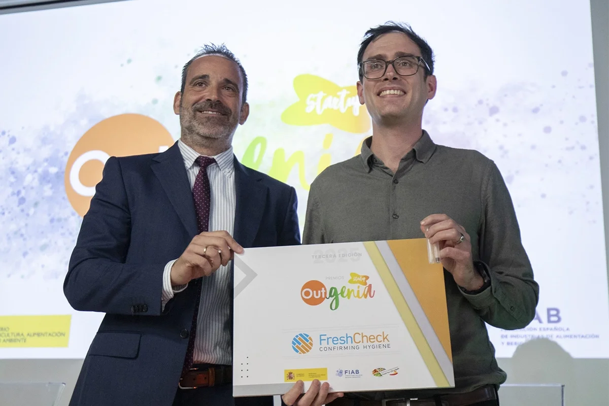 artica-i_blog_i-magazine_paso-por-ALIBETOPÍAS-2025_Carrusel_05_premios_Outgenia artica+i. Imagen para el carrusel de premios del post "Así ha sido nuestro paso por ALIBETOPÍAS 2025" mostrando al primer premio de Outgenia