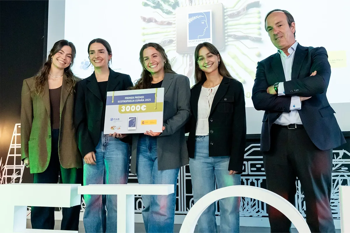 artica-i_blog_i-magazine_paso-por-ALIBETOPÍAS-2025_Carrusel_06_premios_Ecotrophelia_primero artica+i. Imagen para el carrusel de premios del post "Así ha sido nuestro paso por ALIBETOPÍAS 2025" mostrando al primer premio de Ecotrophelia