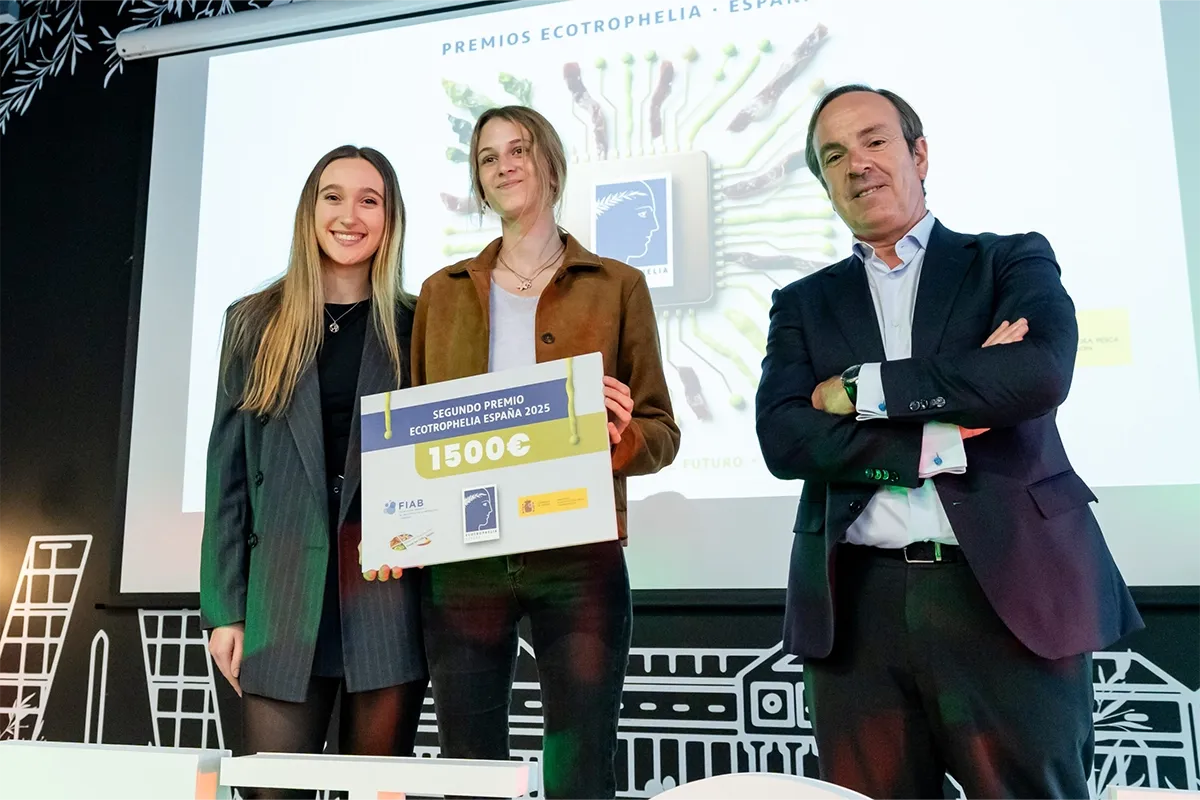 artica-i_blog_i-magazine_paso-por-ALIBETOPÍAS-2025_Carrusel_07_premios_Ecotrophelia_segundo artica+i. Imagen para el carrusel de premios del post "Así ha sido nuestro paso por ALIBETOPÍAS 2025" mostrando al segundo premio de Ecotrophelia