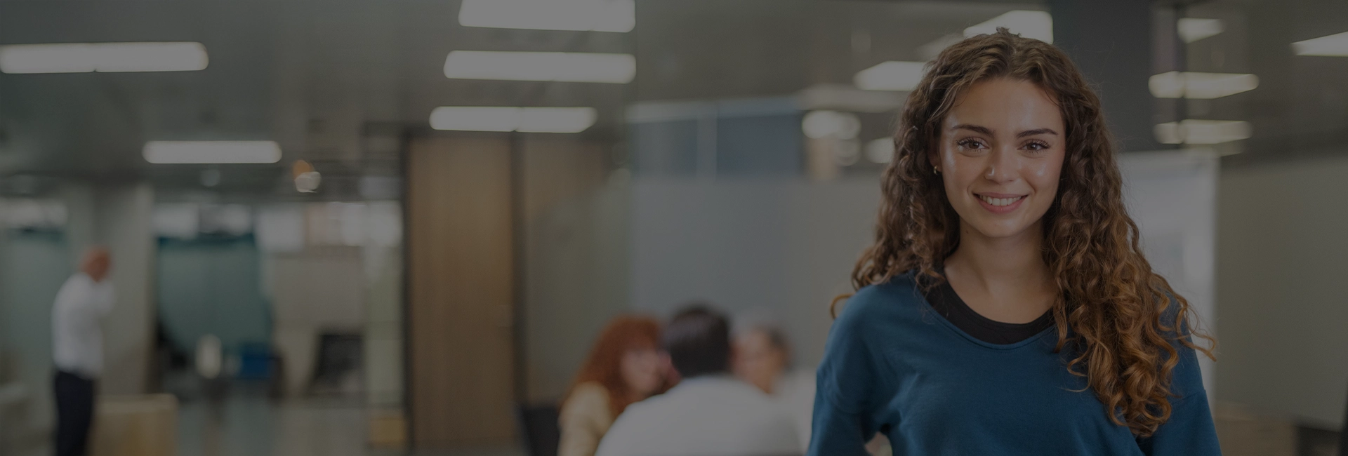 Artica+i, Casos de Éxito. Imagen de cabecera para el proyecto vinculado a artica+i: TALENTO JOVEN, mostrando a una chica joven en unas oficinas modernas.