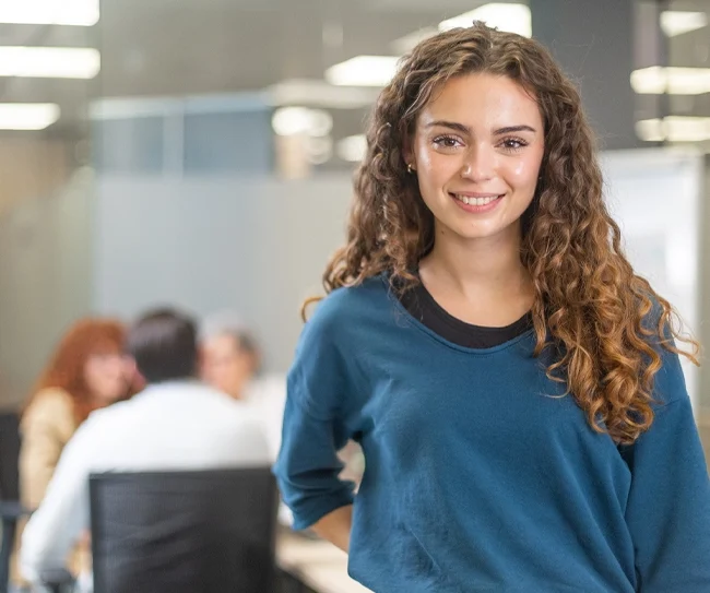 Artica+i, Casos de Éxito. Imagen de listado para el proyecto vinculado a artica+i: TALENTO JOVEN, mostrando a una chica joven en unas oficinas modernas.