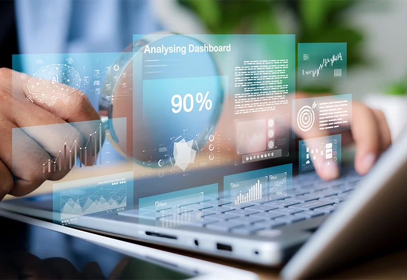 artica+i. Comunicación de la Innovación. Imagen para el módulo "¿Cuál es el objetivo?" mostrando un primer plano de un ordenador portátil con iconos conceptuales sobreimpresos