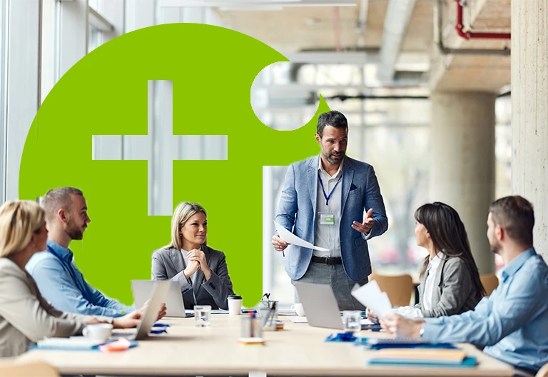 artica+i. Comunicación de la Innovación. Imagen para el módulo "¿Qué valor aportamos?" mostrando un primer plano de una sala con un grupo de trabajo.